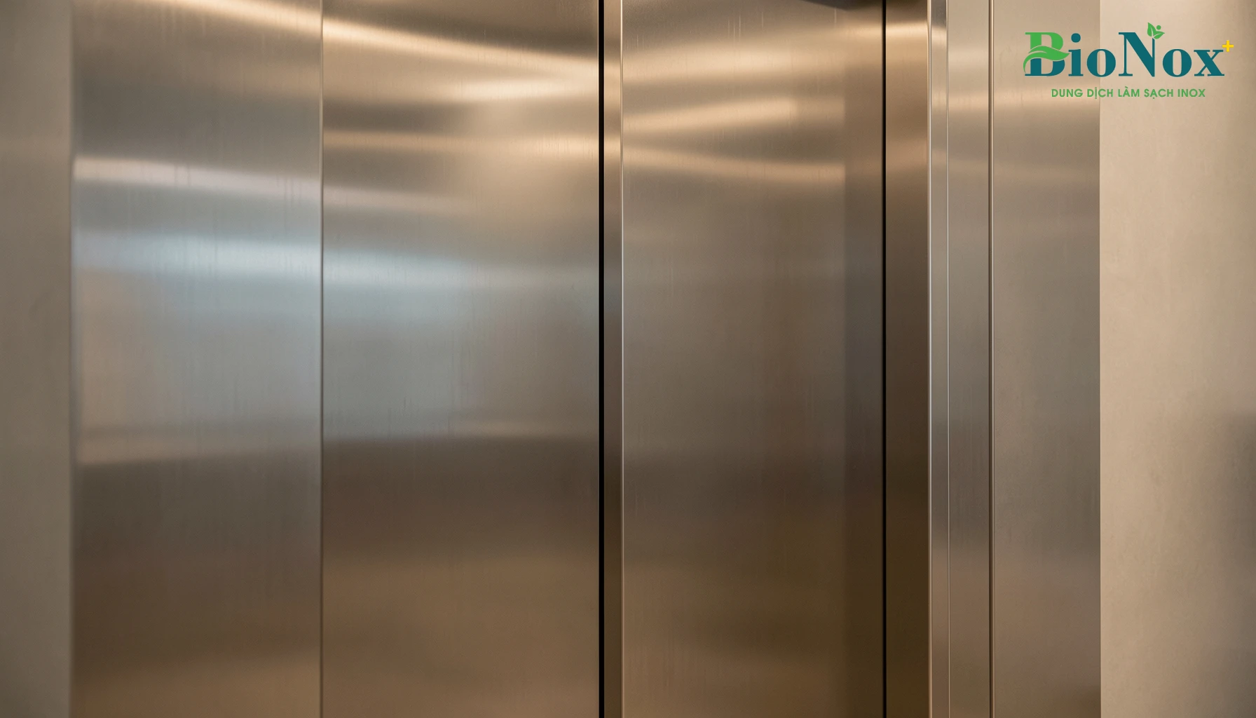 Cách chọn chất làm sạch vết bẩn inox cho lễ tân, thang máy