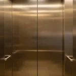 Bí quyết tẩy ố vàng inox cabin thang máy hiệu quả cho khách sạn và văn phòng